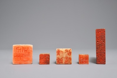 Vijf Chinese Shoushan zeepstenen zegels met diverse decors, 19/20e eeuw