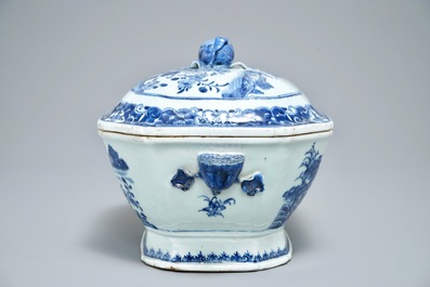 A Chinese blue and white tureen and cover on stand, Qianlong