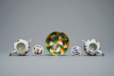 A pair of Chinese Imari-style teapots and a spinach and egg bowl, Kangxi