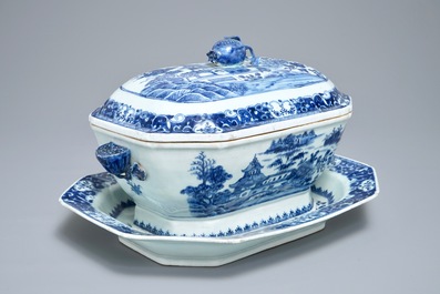Une terrine couverte sur pr&eacute;sentoir en porcelaine de Chine bleu et blanc, Qianlong