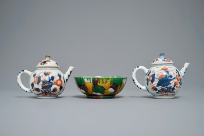 Deux th&eacute;i&egrave;res en porcelaine de Chine de style Imari et un bol de type &eacute;pinards et oeuf, Kangxi