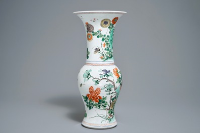 Un vase en porcelaine de Chine famille verte aux fleurs et oiseaux, Kangxi