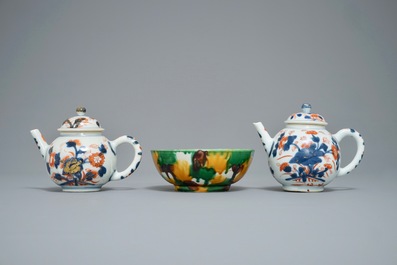 Deux th&eacute;i&egrave;res en porcelaine de Chine de style Imari et un bol de type &eacute;pinards et oeuf, Kangxi