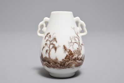 Un vase miniatures de forme hu en porcelaine de Chine grisaille &agrave; d&eacute;cor d'un paysage, 19/20&egrave;me