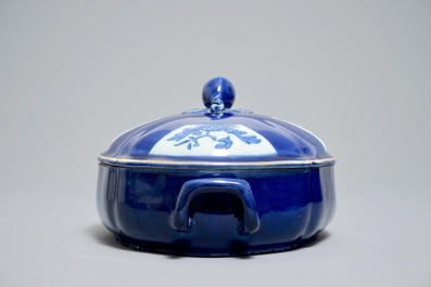 Une terrine couverte sur pr&eacute;sentoir en porcelaine de Chine bleu poudr&eacute;, 19&egrave;me