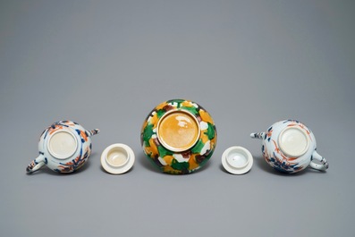 Deux th&eacute;i&egrave;res en porcelaine de Chine de style Imari et un bol de type &eacute;pinards et oeuf, Kangxi