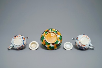 A pair of Chinese Imari-style teapots and a spinach and egg bowl, Kangxi