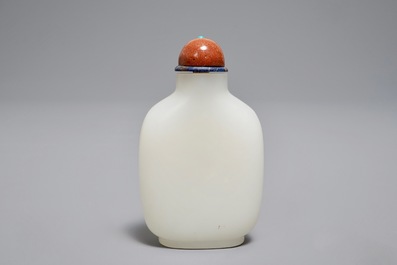 A Chinese white jade snuff bottle with goldstone stopper, 19/20th C.