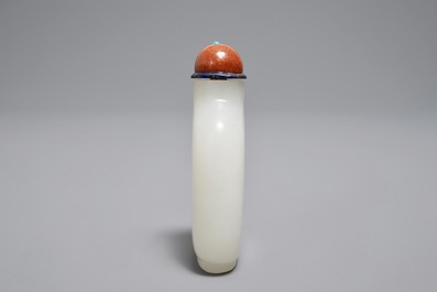 A Chinese white jade snuff bottle with goldstone stopper, 19/20th C.