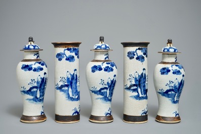 Een Chinees blauwwit Nanking craquel&eacute; vijfdelig kaststel, 19/20e eeuw