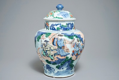 Un grand vase couvert en porcelaine de Chine wucai &agrave; d&eacute;cor mythologique, &eacute;poque Transition