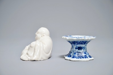 Une paire d'assiettes, un saleron et un Bouddha en porcelaine de Chine, Kangxi et apr&egrave;s