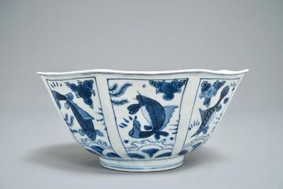 Un bol octagonal en porcelaine de Chine bleu et blanc &agrave; d&eacute;cor de poissons, Wanli