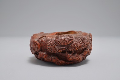 A Chinese carved bamboo brushwasher, 19/20th C.