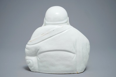 Een grote Chinese figuur van Boeddha in wit, ijzerrood en verguld porselein, 19/20e eeuw