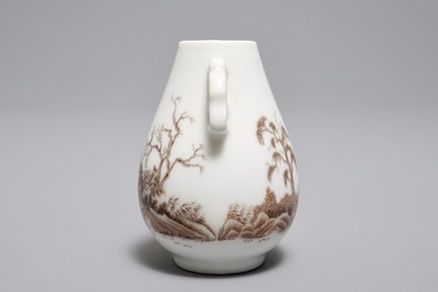 Un vase miniatures de forme hu en porcelaine de Chine grisaille &agrave; d&eacute;cor d'un paysage, 19/20&egrave;me