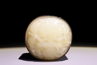 Een Chinese dekseldoos in ge&euml;mailleerd zilver en jade, 19/20e eeuw