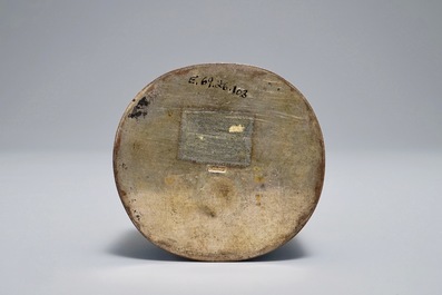 Een Chinese dekseldoos in ge&euml;mailleerd zilver en jade, 19/20e eeuw