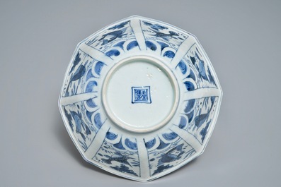 Un bol octagonal en porcelaine de Chine bleu et blanc &agrave; d&eacute;cor de poissons, Wanli