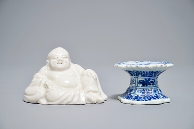 Een paar Chinese famille rose borden, een blauwwit zoutvat en een Boeddha, Kangxi en later