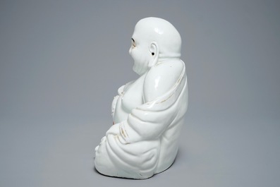 Een grote Chinese figuur van Boeddha in wit, ijzerrood en verguld porselein, 19/20e eeuw