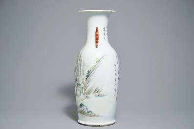 Un vase en porcelaine de Chine qianjiang cai &agrave; d&eacute;cor de figures dans un paysage, 19/20&egrave;me