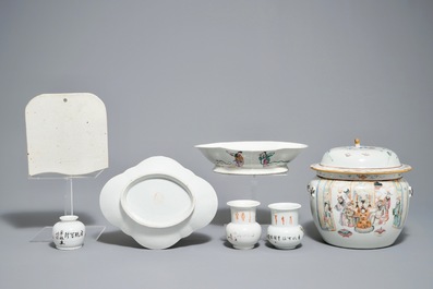 Sept pi&egrave;ces en porcelaine de Chine qianjiang cai et famille rose, 19/20&egrave;me