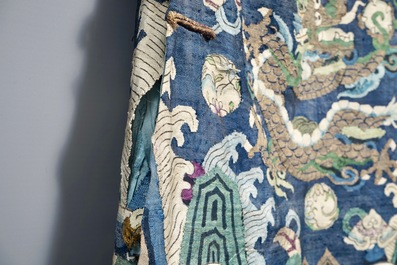Une robe en kesi &agrave; d&eacute;cor de huit dragons &agrave; cinq griffes sur fond bleu, Chine, 19&egrave;me