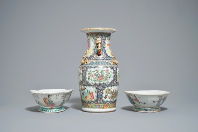 Twee Chinese famille rose kommen en een Canton vaas met blauwe fondkleur, 19e eeuw