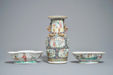Twee Chinese famille rose kommen en een Canton vaas met blauwe fondkleur, 19e eeuw