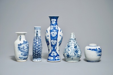 Vijf diverse Chinese blauwwitte vazen, Wanli en 19/20e eeuw