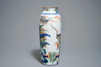 Un vase de forme rouleau en porcelaine de Chine famille verte de style Kangxi, 19&egrave;me