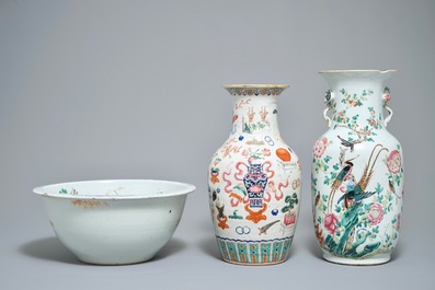 Deux vases et un grand bol profond en porcelaine de Chine famille rose, 19&egrave;me
