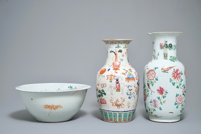 Deux vases et un grand bol profond en porcelaine de Chine famille rose, 19&egrave;me