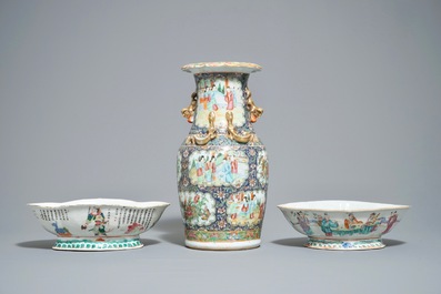 Deux bols et un vase en porcelaine de Chine famille rose, 19&egrave;me
