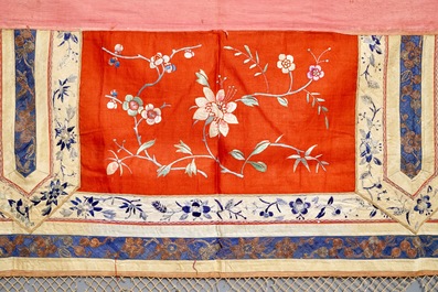 Een Chinees geborduurd zijden altaardoek, 19/20e eeuw