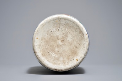 Un vase de forme rouleau en porcelaine de Chine famille verte de style Kangxi, 19&egrave;me