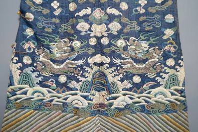 Een Chinees kesi gewaad met acht draken op een blauwe fondkleur, 19e eeuw