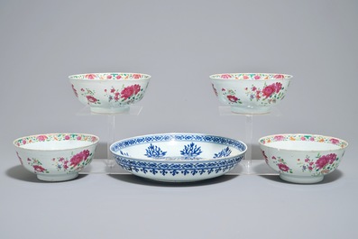 Quatre bols et un plat pour le march&eacute; islamique en porcelaine de Chine famille rose et bleu et blanc, 17/18&egrave;me