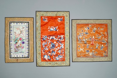 Een Chinees zijden borduursel met mandarijneenden en een collectie kleinere werken, 19/20e eeuw