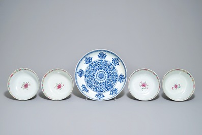 Four Chinese famille rose bowls and a blue and white Islamic market charger, 17/18e eeuw
