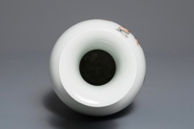 Een Chinese vaas met figuren in grisaille en ijzerrood, Republiek, 20e eeuw