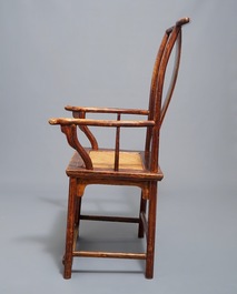 Une chaise en bois d'orme du type &quot;&quot;official's hat&quot;, Chine, 19&egrave;me