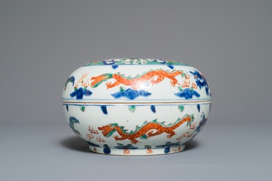 A round Chinese wucai box and cover with dragons, Wanli mark, 19th C.