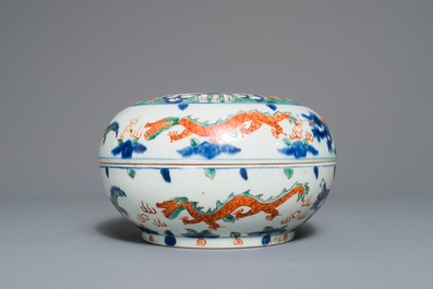 Une bo&icirc;te couverte de forme ronde en porcelaine de Chine wucai, marque de Wanli, 19&egrave;me