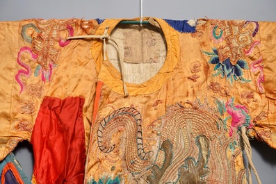 Een Chinees geborduurd zijden opera kostuum met draken in gouddraad, 19/20e eeuw