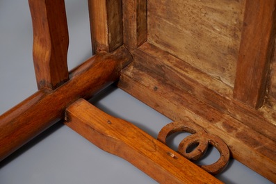 Une table basse de forme rectangulaire en bois, Chine, 19&egrave;me