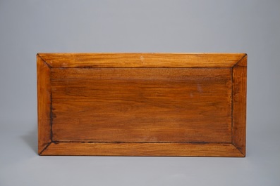 Een lage rechthoekige Chinese hardhouten tafel, 19e eeuw