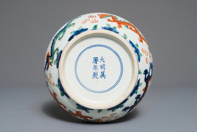 Une bo&icirc;te couverte de forme ronde en porcelaine de Chine wucai, marque de Wanli, 19&egrave;me