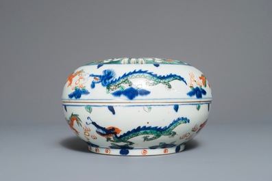 Une bo&icirc;te couverte de forme ronde en porcelaine de Chine wucai, marque de Wanli, 19&egrave;me